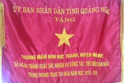 Cờ thi đua của UBND tỉnh Quảng Ngãi tặng và bằng công nhận trường Mầm non đạt chuẩn quốc gia mức độ 1